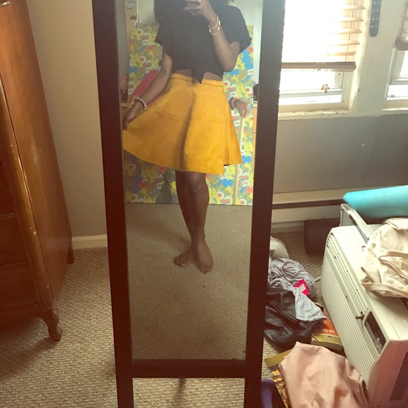 F21 yellow faux suede flare skirt - Picture 1 of 3
